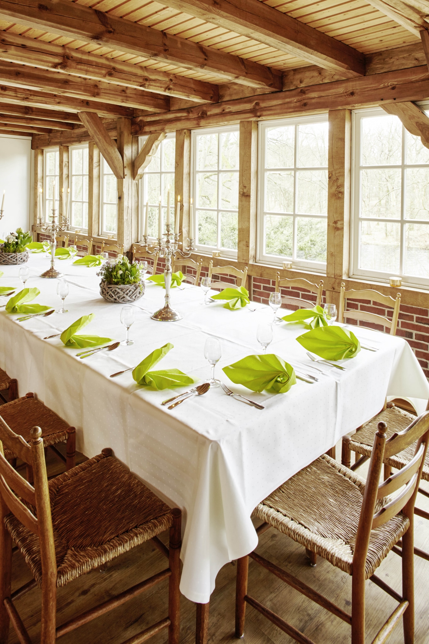 Celebrating at Landhaus Haverbeckhof: Long banquet table | Photo: Christian Burmester