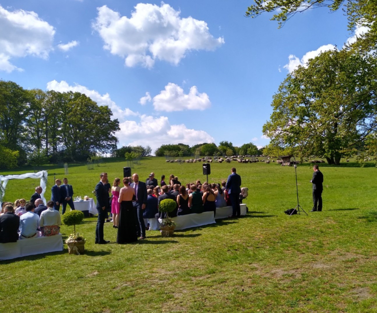 Arrival of the guests - free wedding ceremony in the meadow orchard | Landhaus Haverbeckhof
