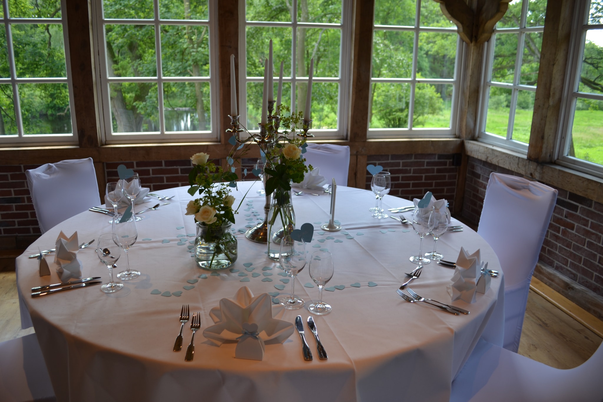 Tischdekoration weiß/creme/hellblau für eine Hochzeitsfeier im Landhaus Haverbeckhof