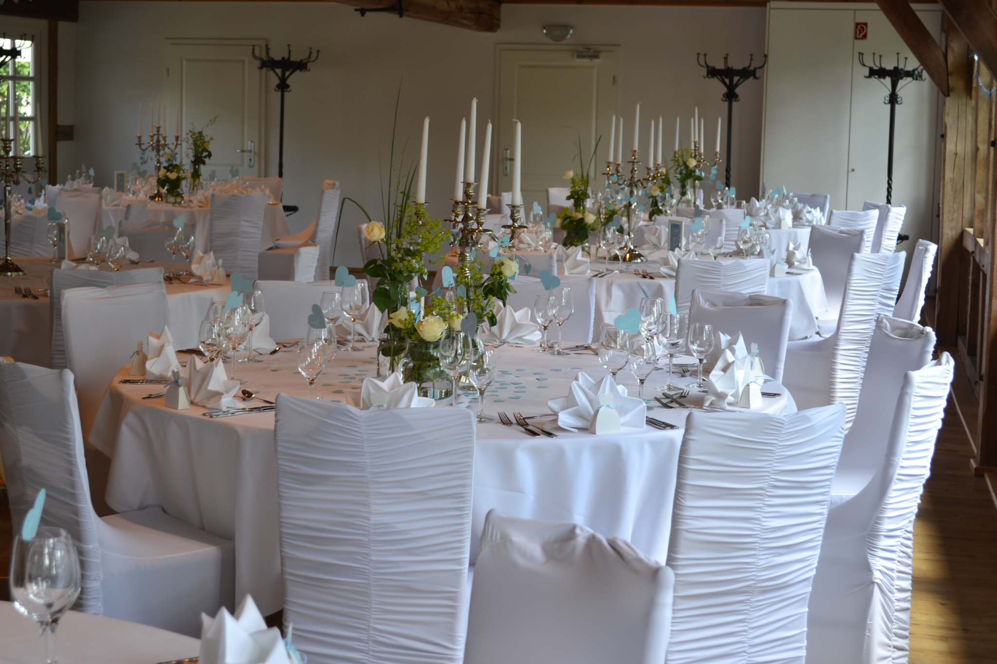 Table decoration for a wedding celebration in white, cream and light blue | Landhaus Haverbeckhof wedding location