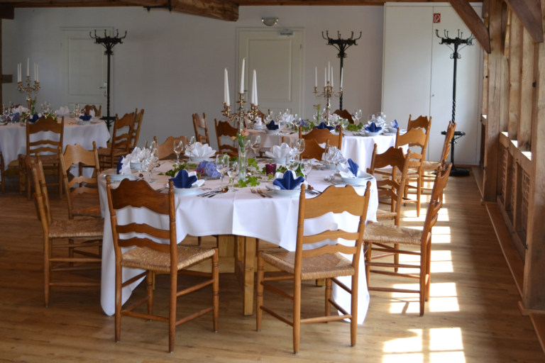 Table decoration for a wedding celebration in blue-white | Landhaus Haverbeckhof wedding location
