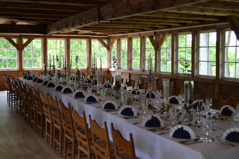 Festive wedding table in blue and white | Landhaus Haverbeckhof