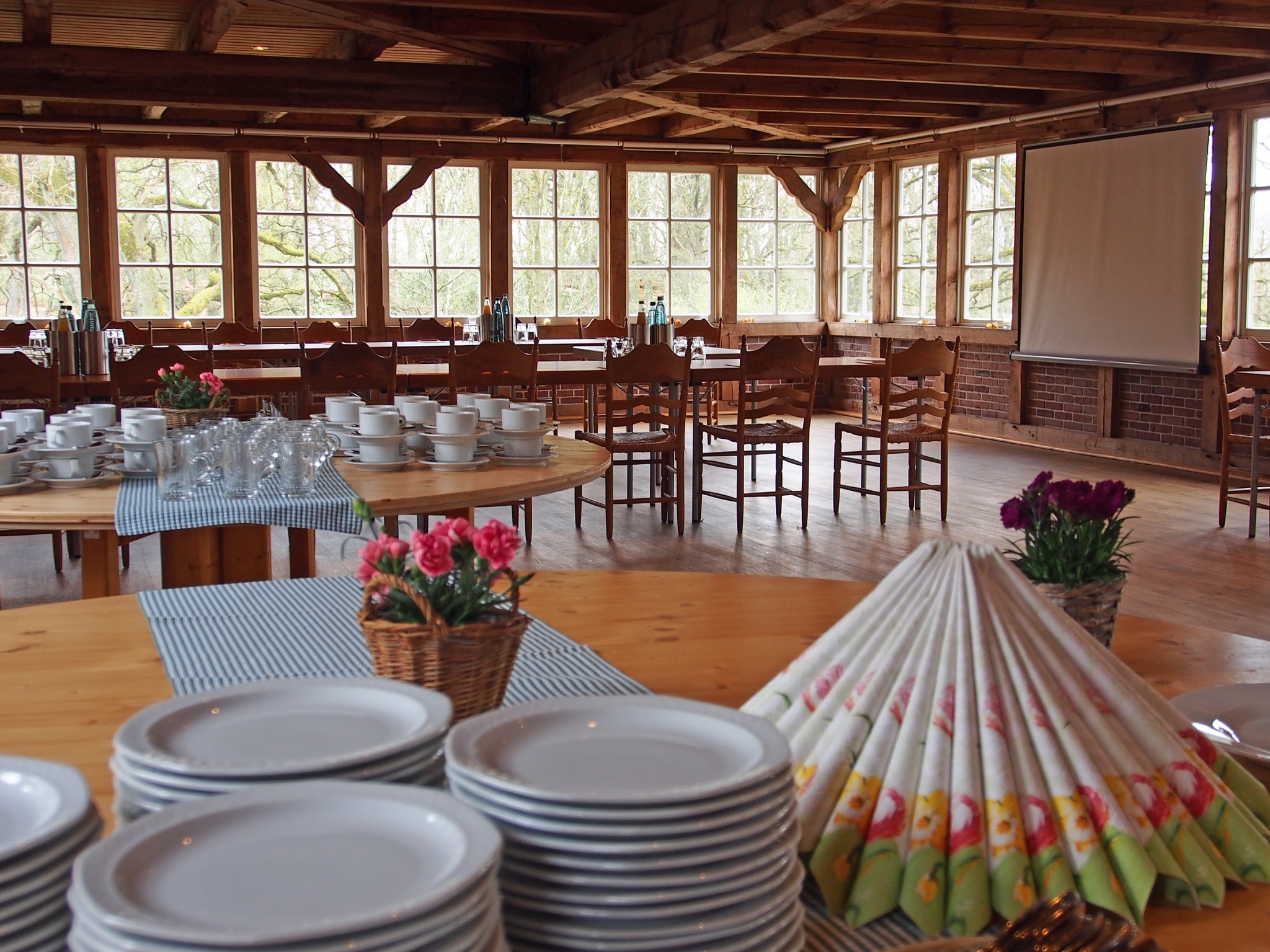 Vorbereitungen für das Mittagsbuffet im Wintergarten | Landhaus Haverbeckhof