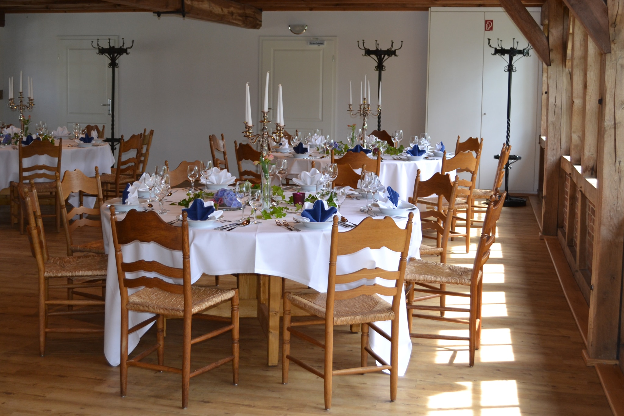 Feiern im Landhaus Haverbeckhof: Tafel mit blau-weißer Tischdekoration