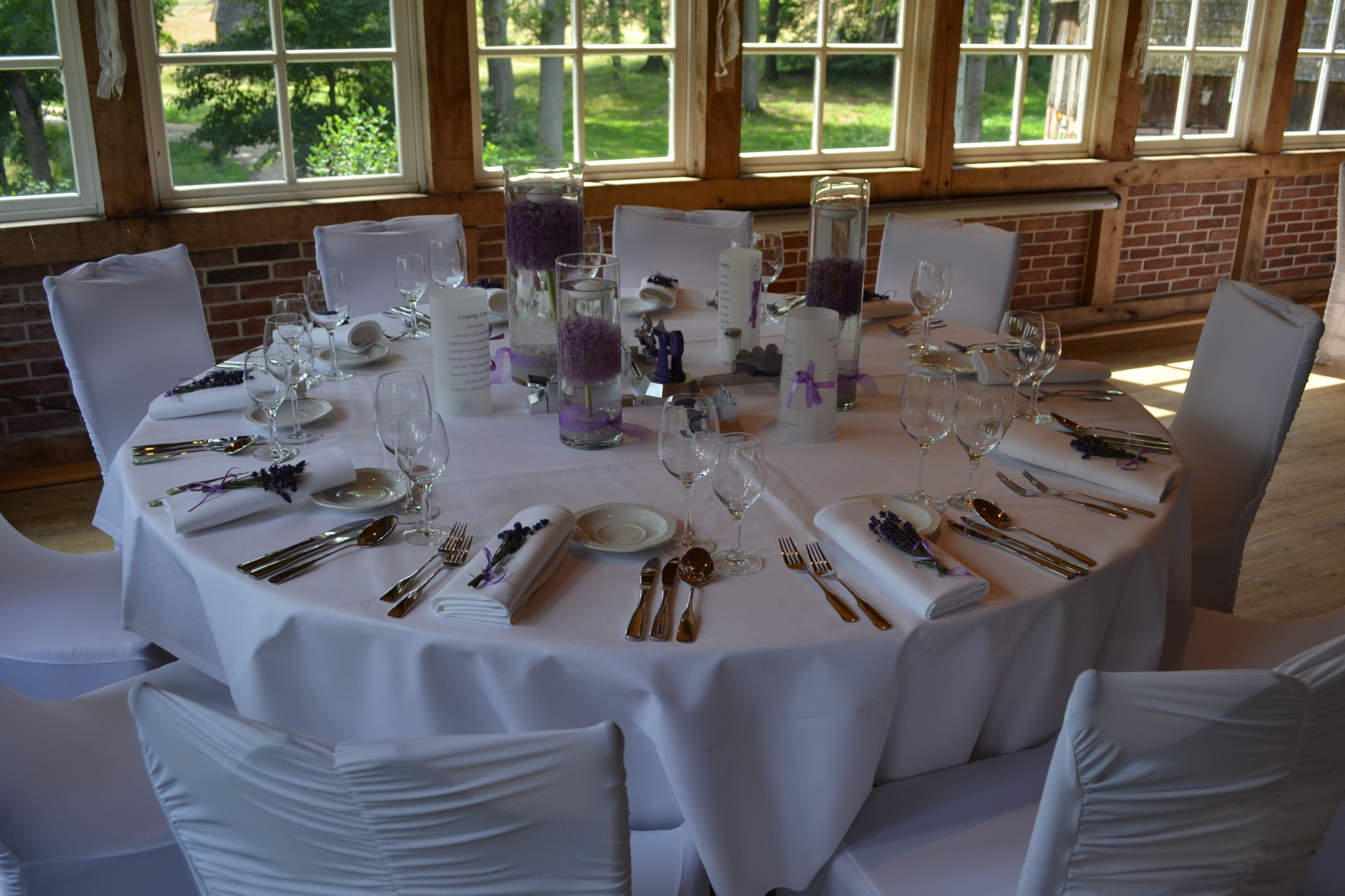 Hochzeit im Haverbeckhof: Festlicher Tischschmuck in lavendel und weiß