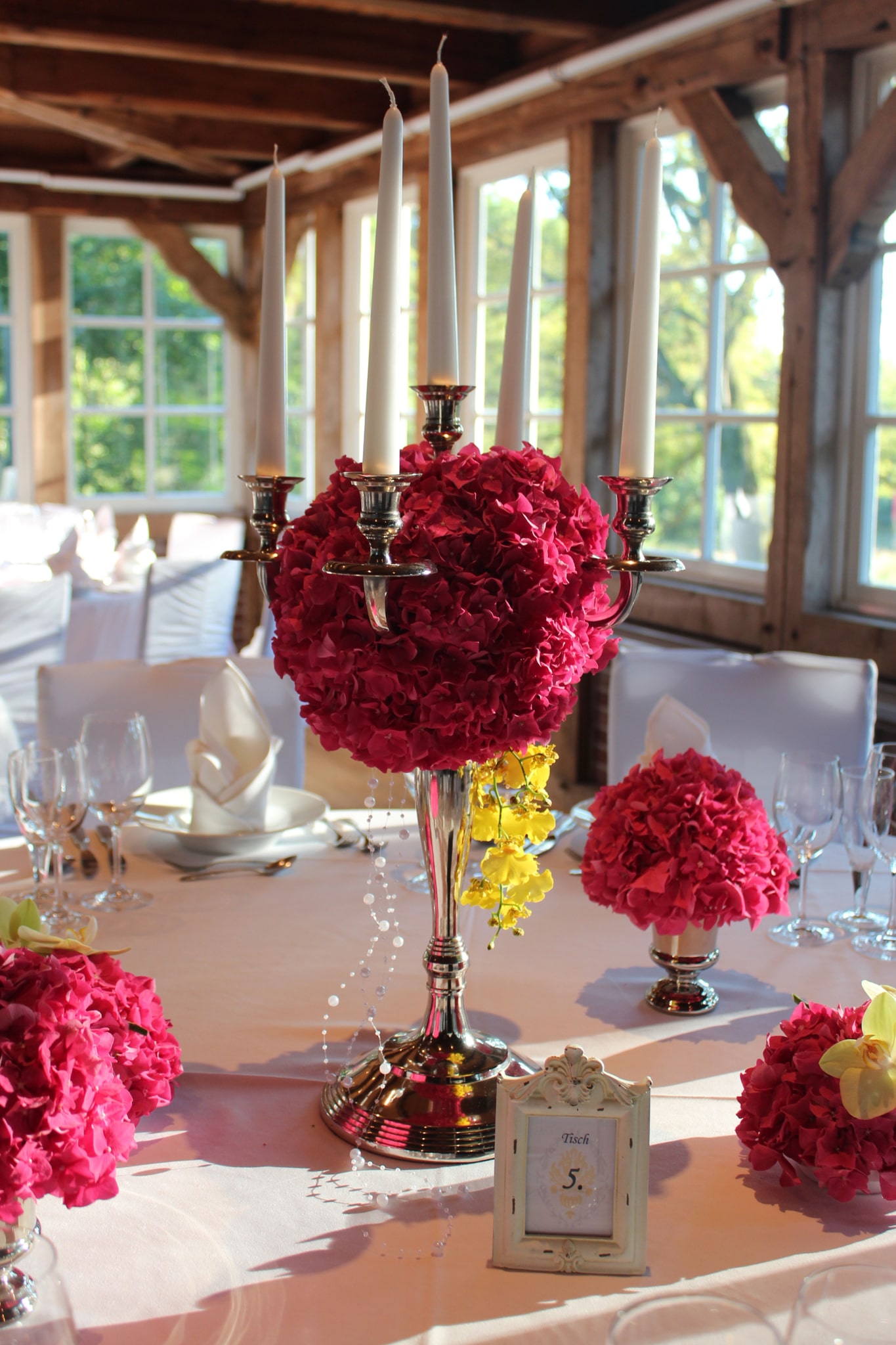 Hochzeit feiern im Landhaus Haverbeckhof: Tischdekoration in pink und gelb